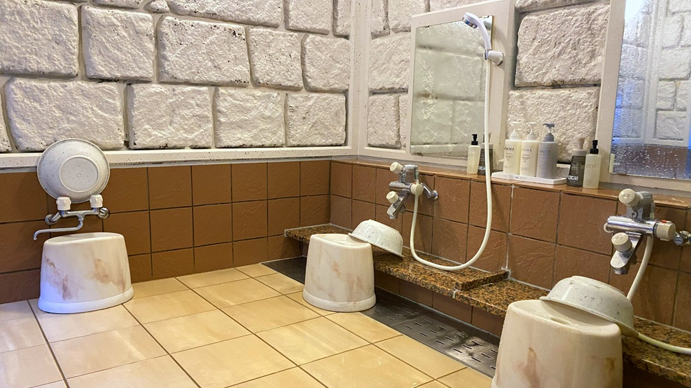 【女性浴場】洗い場　手狭なつくりとなっております、恐れ入りますが譲り合ってご利用頂きたく存じます。