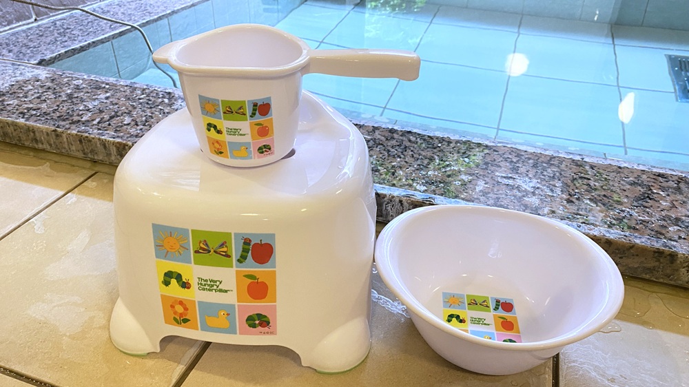 【大浴場）お子様用の椅子、桶をご準備しております。