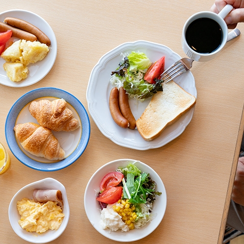 朝食は和/洋定食、またはバイキング