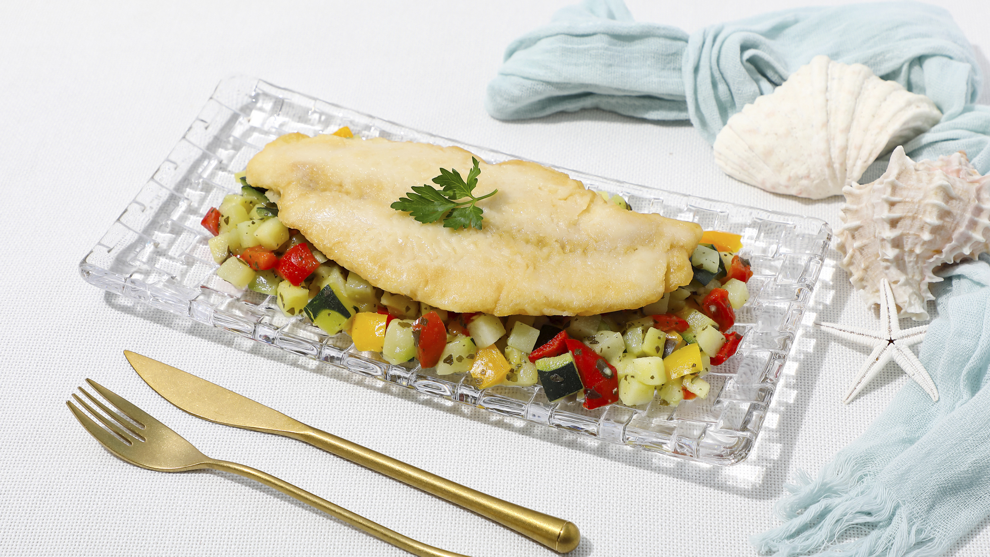 【白身魚とポテトの爽やかバジルソース】夏らしい爽やかなバジル香る味わいで軽やかに楽しめる一品