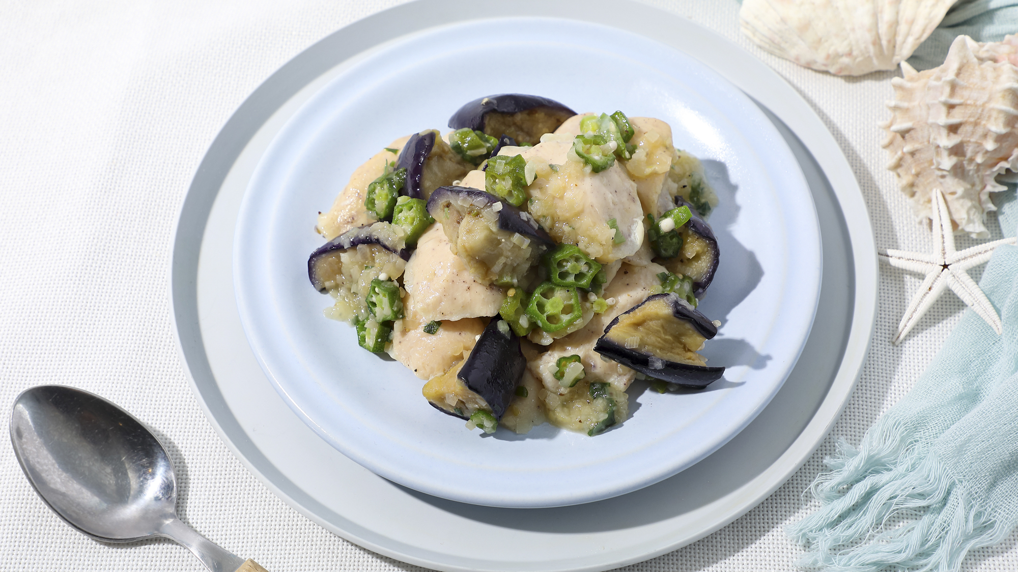 【夏野菜とチキンのネギ塩ソース】ネギ塩ソースでさっぱりとしながらも食べごたえのある夏のおかず