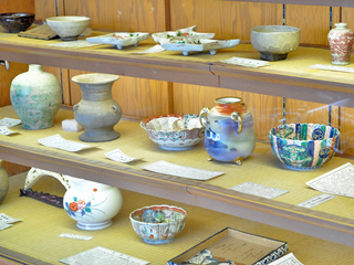 館内の各所に陶器が飾られている