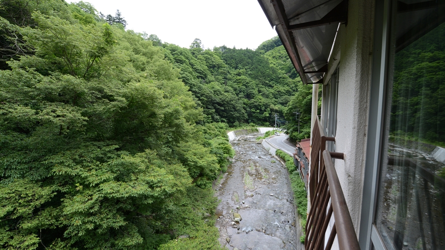 *【川側和室8畳】お部屋からの眺め一例です。下部川を望みます。