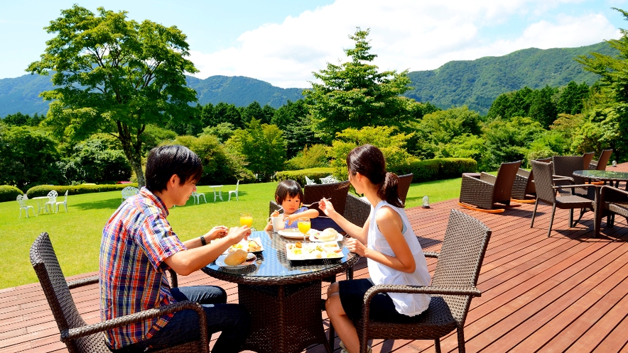 箱根連山を望むガーデンテラス