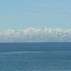 海越しに望む雪化粧した立山連峰