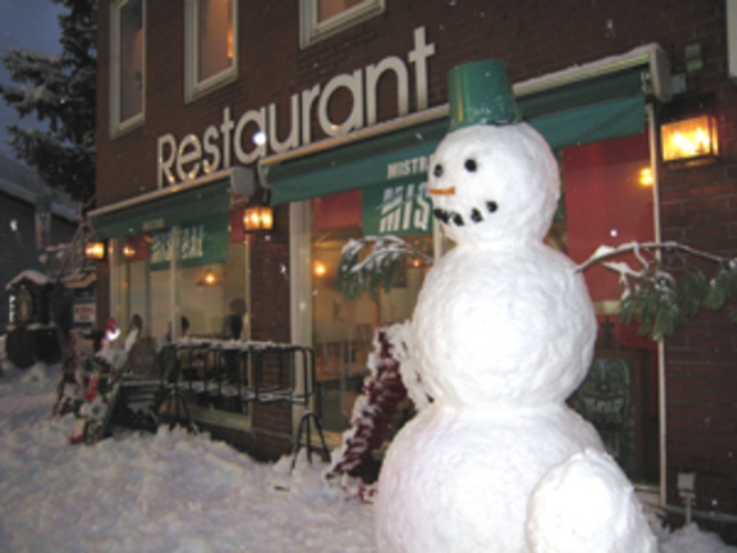 夜も頑張る雪だるま