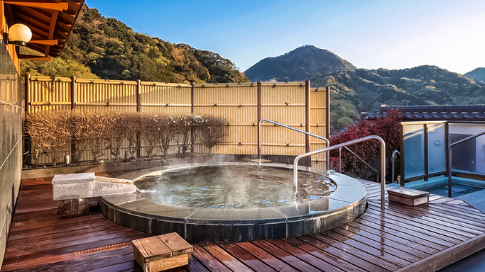夜には星空が間近に。富士山を正面に眺めながら湯浴みが楽しめる丸風呂［男湯］