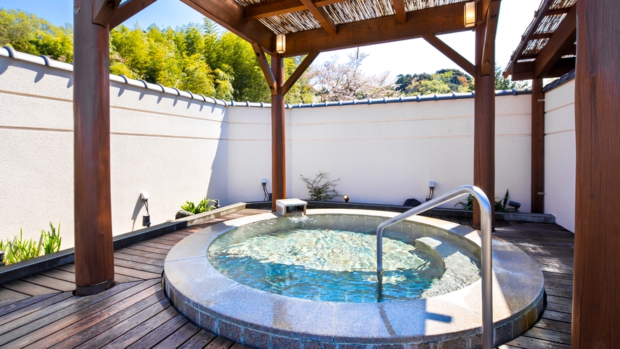 【婦人】丸風呂：お天気の良い日には絶景富士を眺めながらの贅沢湯浴み