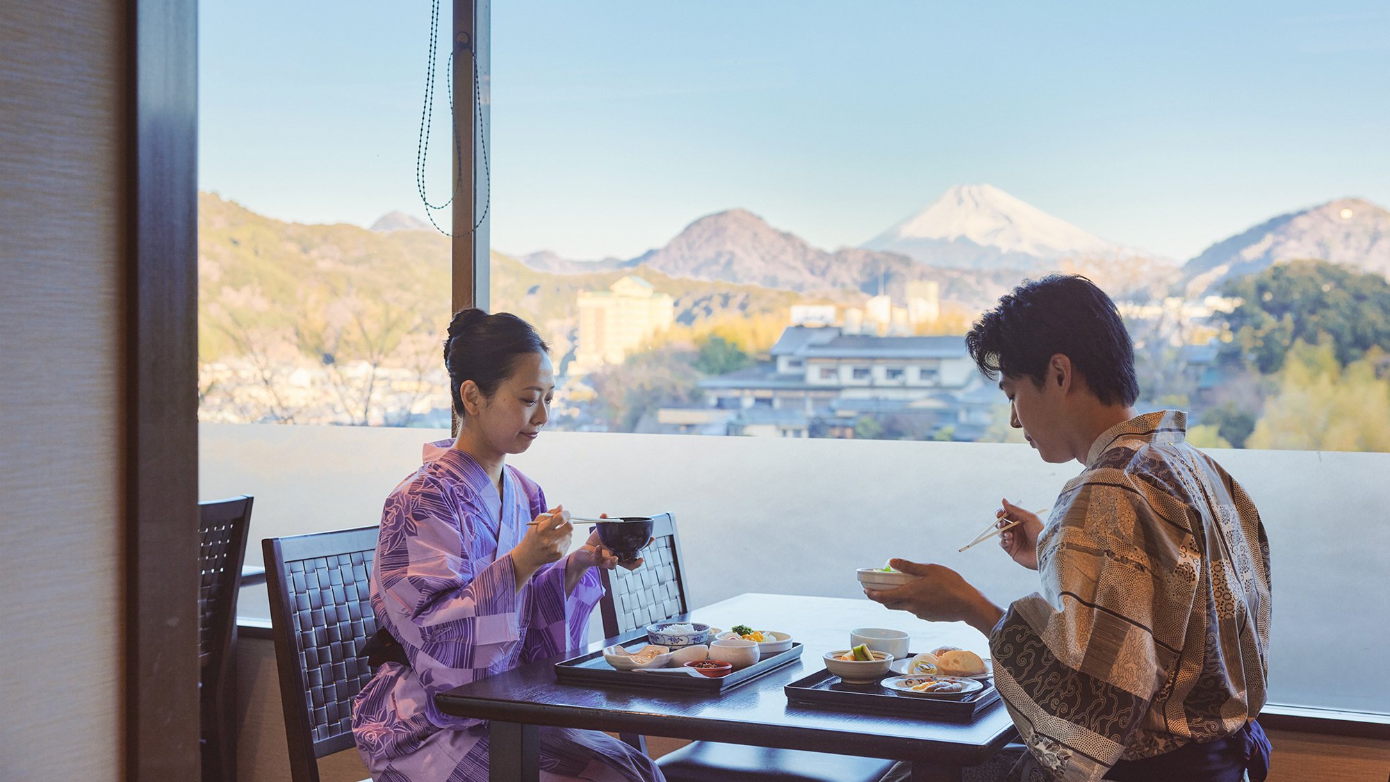 【ご朝食】お天気の日は富士山を望むレストランでご朝食をお愉しみください