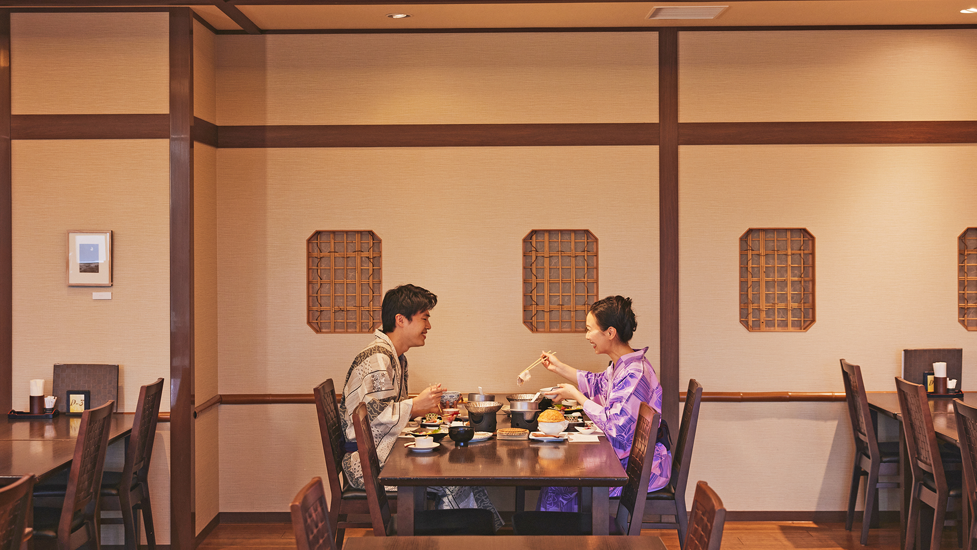【ご夕食】お食事処で季節の会席料理をお愉しみください。