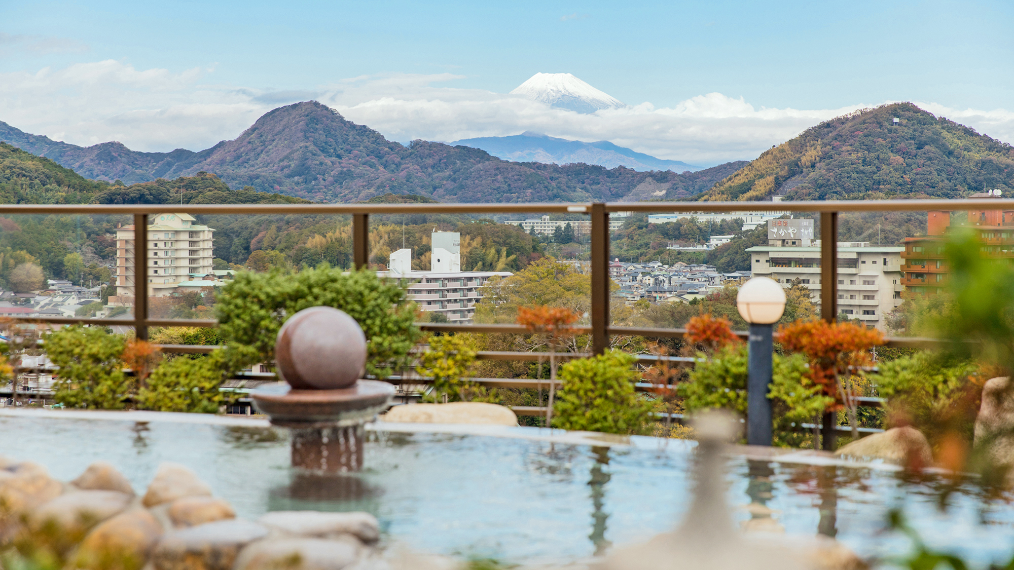 屋上露天風呂からは晴れた日には富士山を望みます