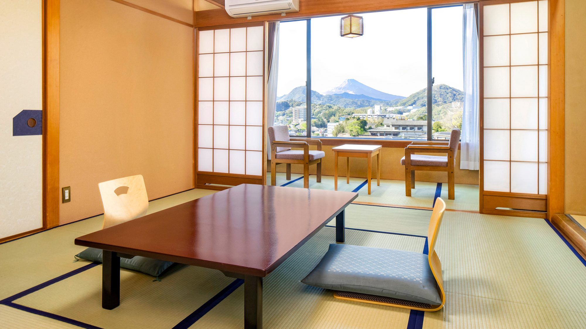［西館］和室10畳（客室一例）富士山を望む静かな客室