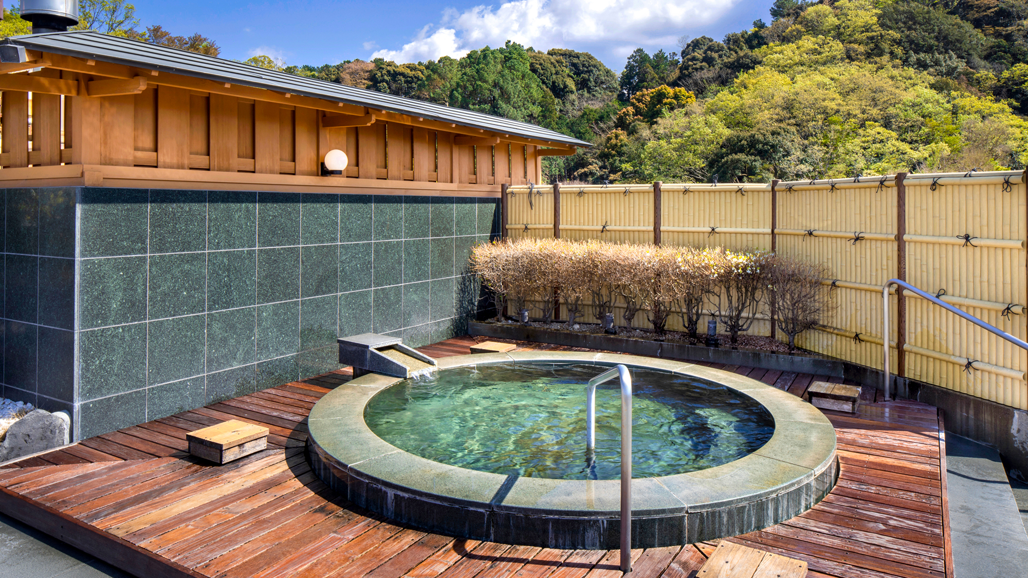 【殿方】伊豆山々に囲まれた開放的な丸風呂