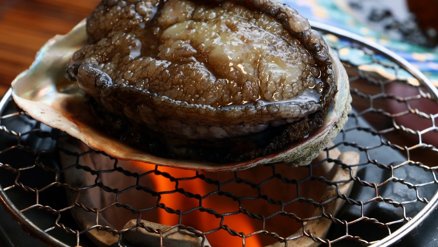 【#単品料理-イメージ】刺身でもいけるアワビを踊り焼き。焼き過ぎ注意です！