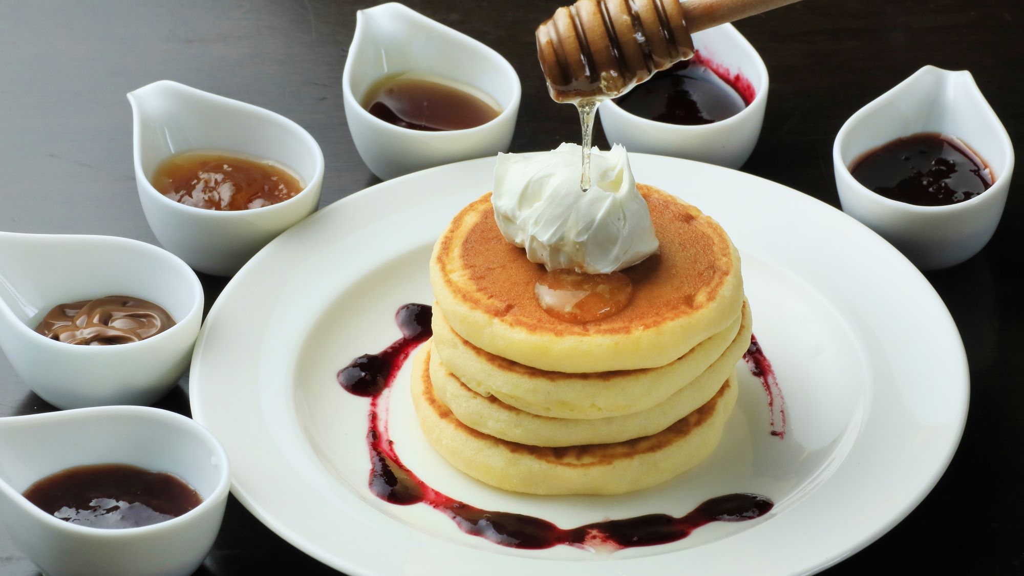 【朝食】パンケーキのトッピングはお好みで。（一例）
