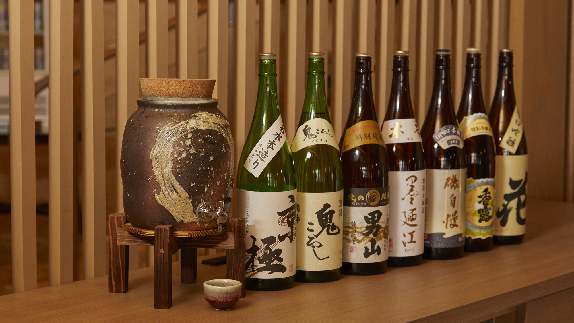 【まるまるゆとりろ】ロビーにて全国各地の日本酒をご用意しております。（一例）