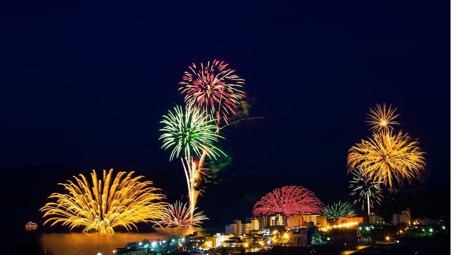 【洞爺湖ロングラン花火大会】洞爺湖の空に大輪の花火が打ち上がります（一例）