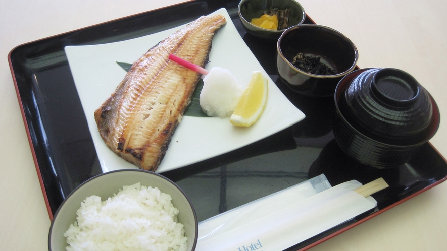 *【夕食】選べる夕食の「焼き魚定食」。さっぱりとした和定食をお召し上がりください！