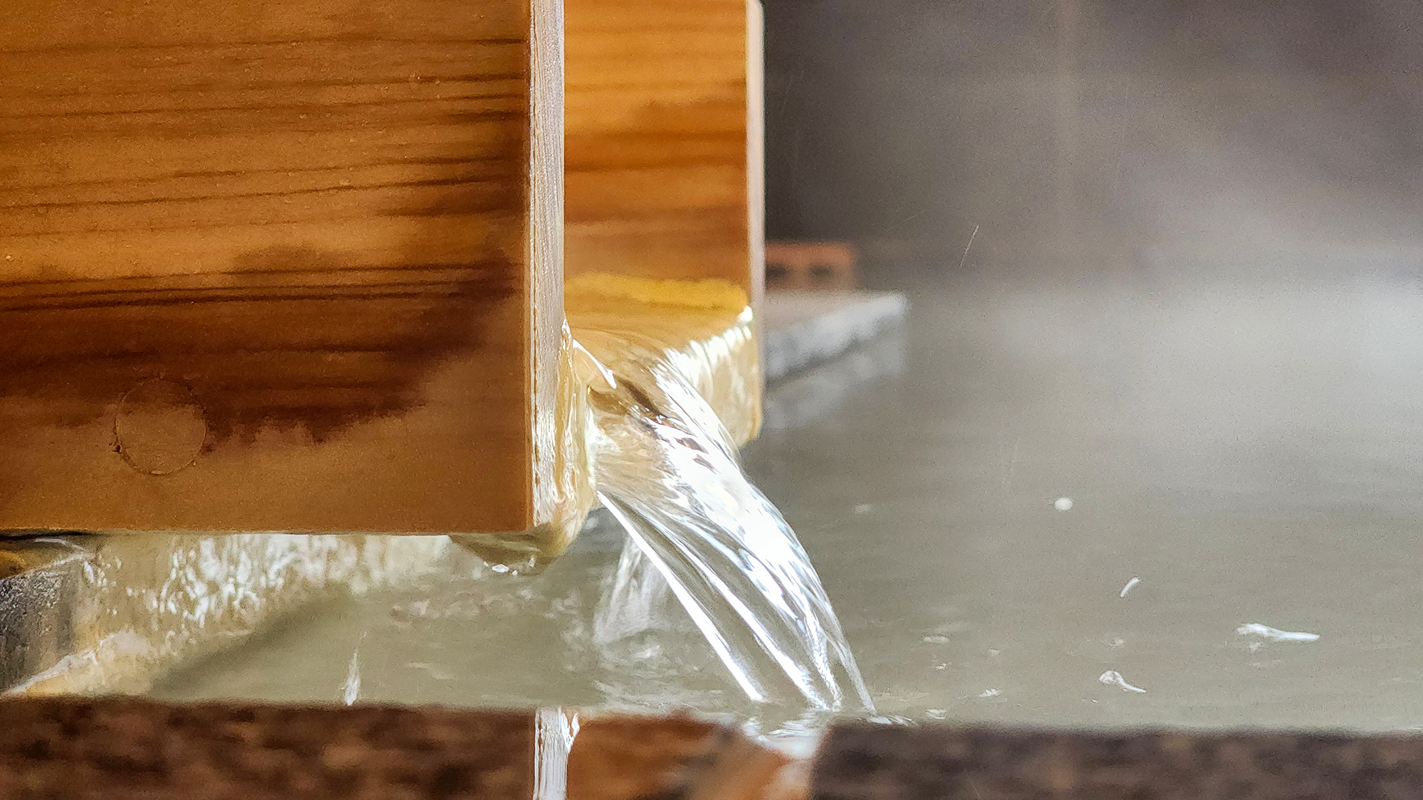 #温泉　白くにごった那須温泉のお湯にご入浴ください