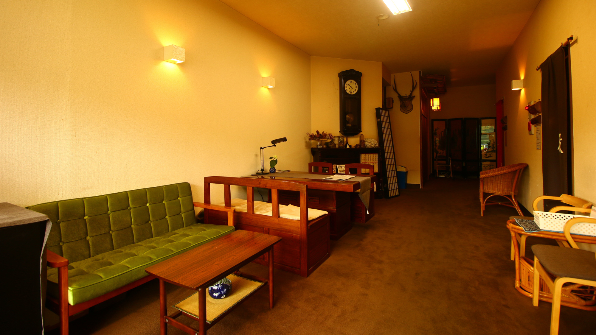 湯上がりにはロビーでお休みください