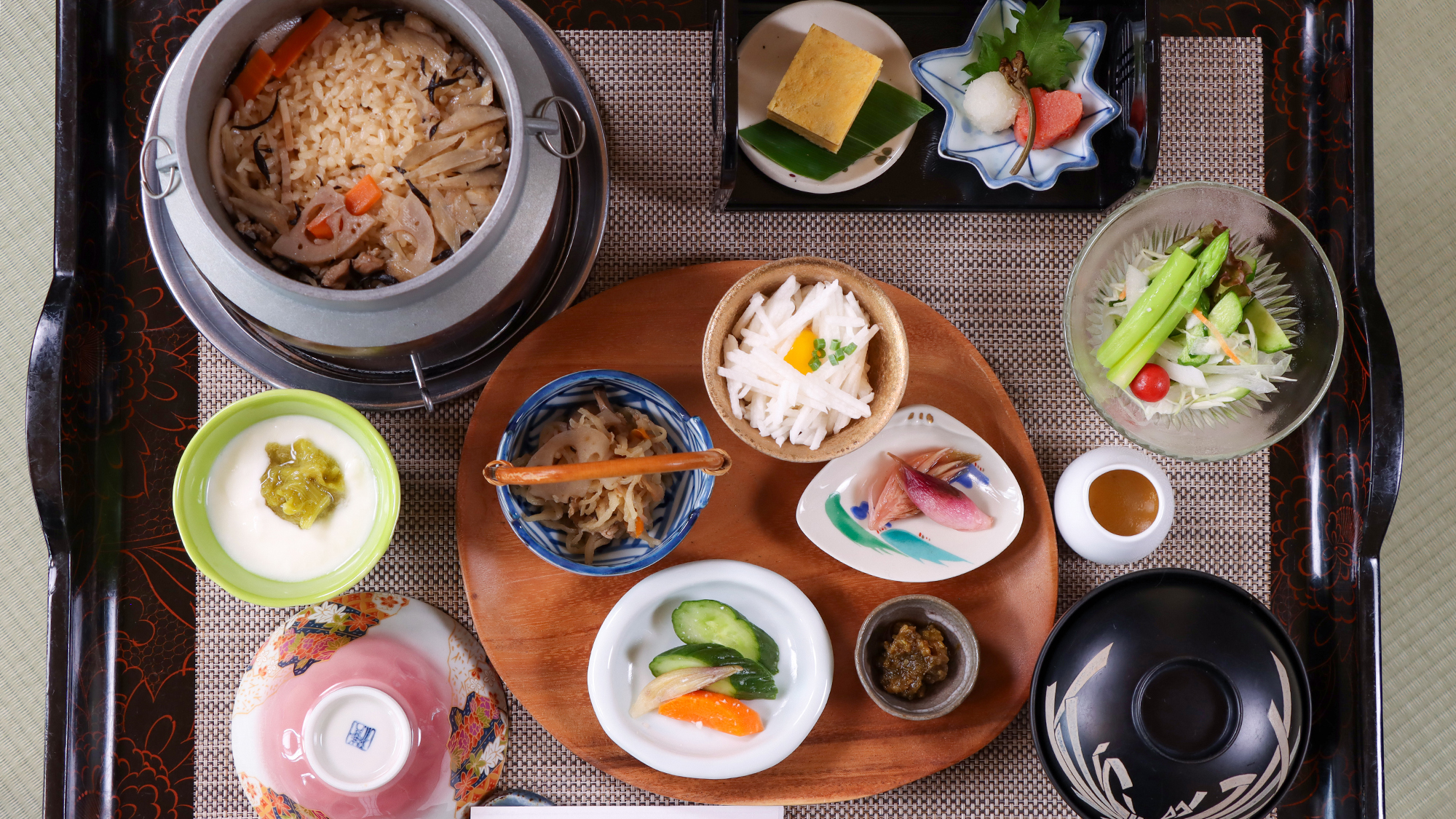 #朝食　お一人様ずつ炊き上げた釡飯をご用意しております