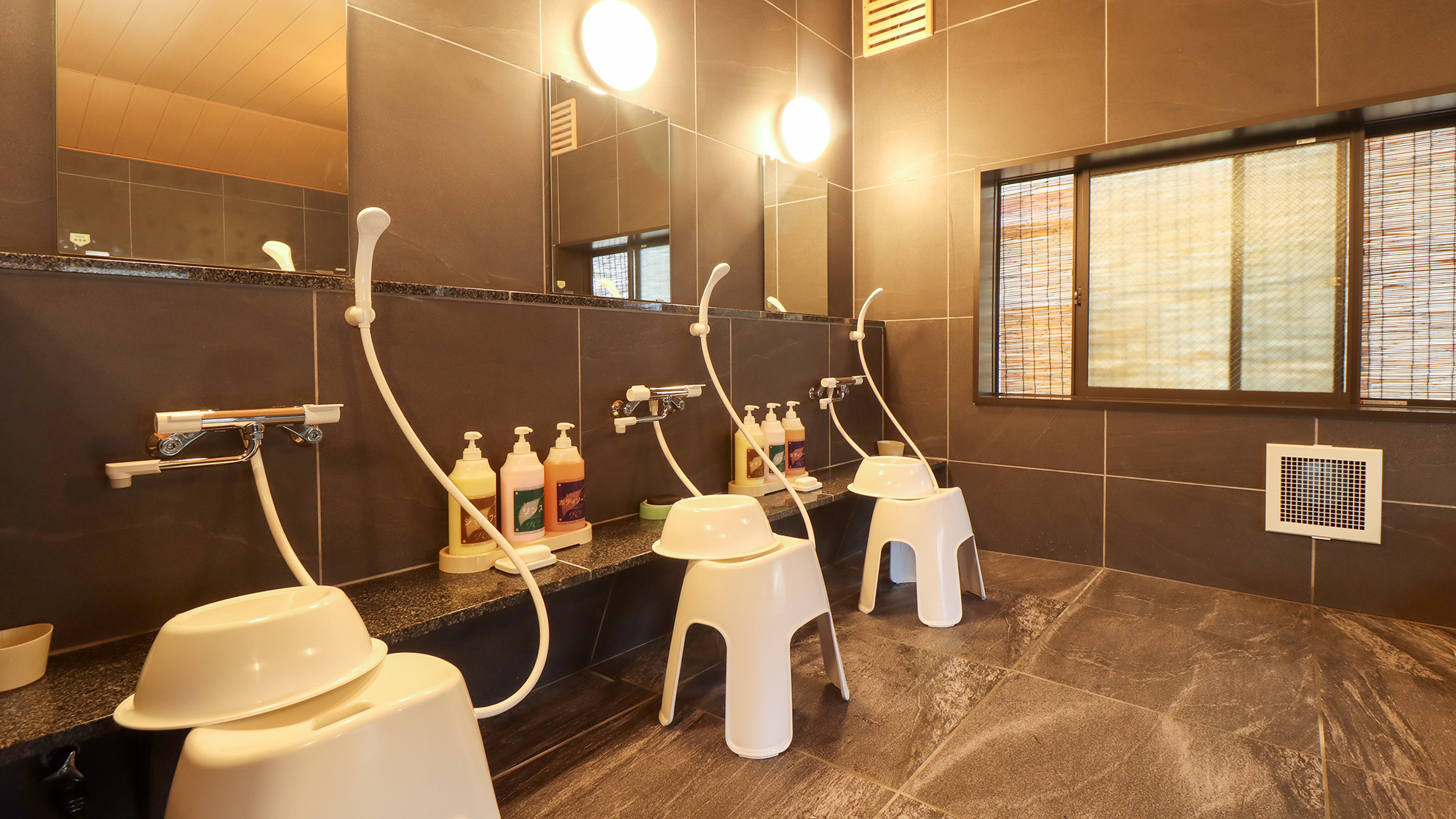 #温泉　浴室にボディーソープ、シャンプー、リンスをご用意しております