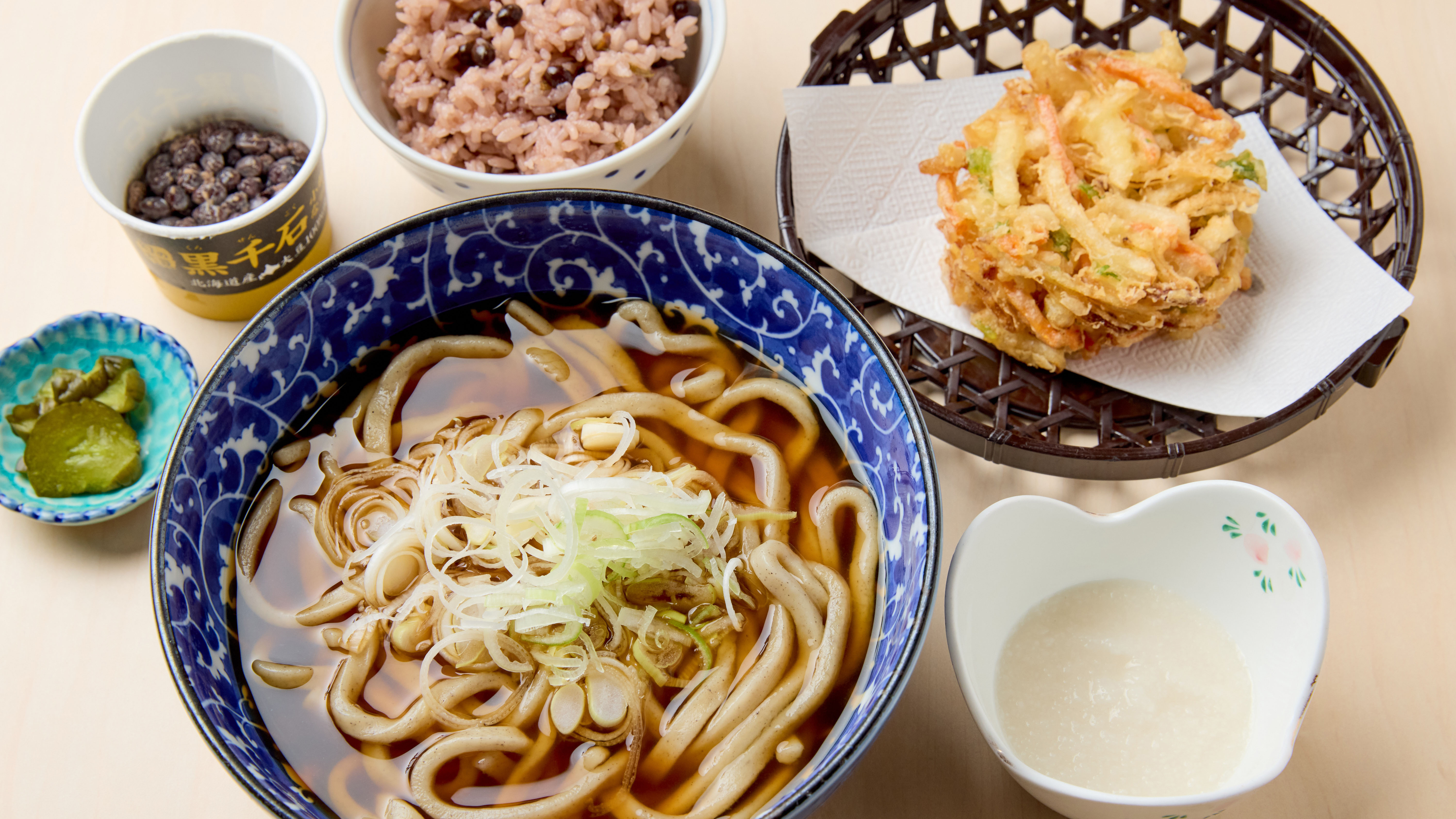 大満足のセットメニュー「黒千石ごはん かき揚うどんセット」