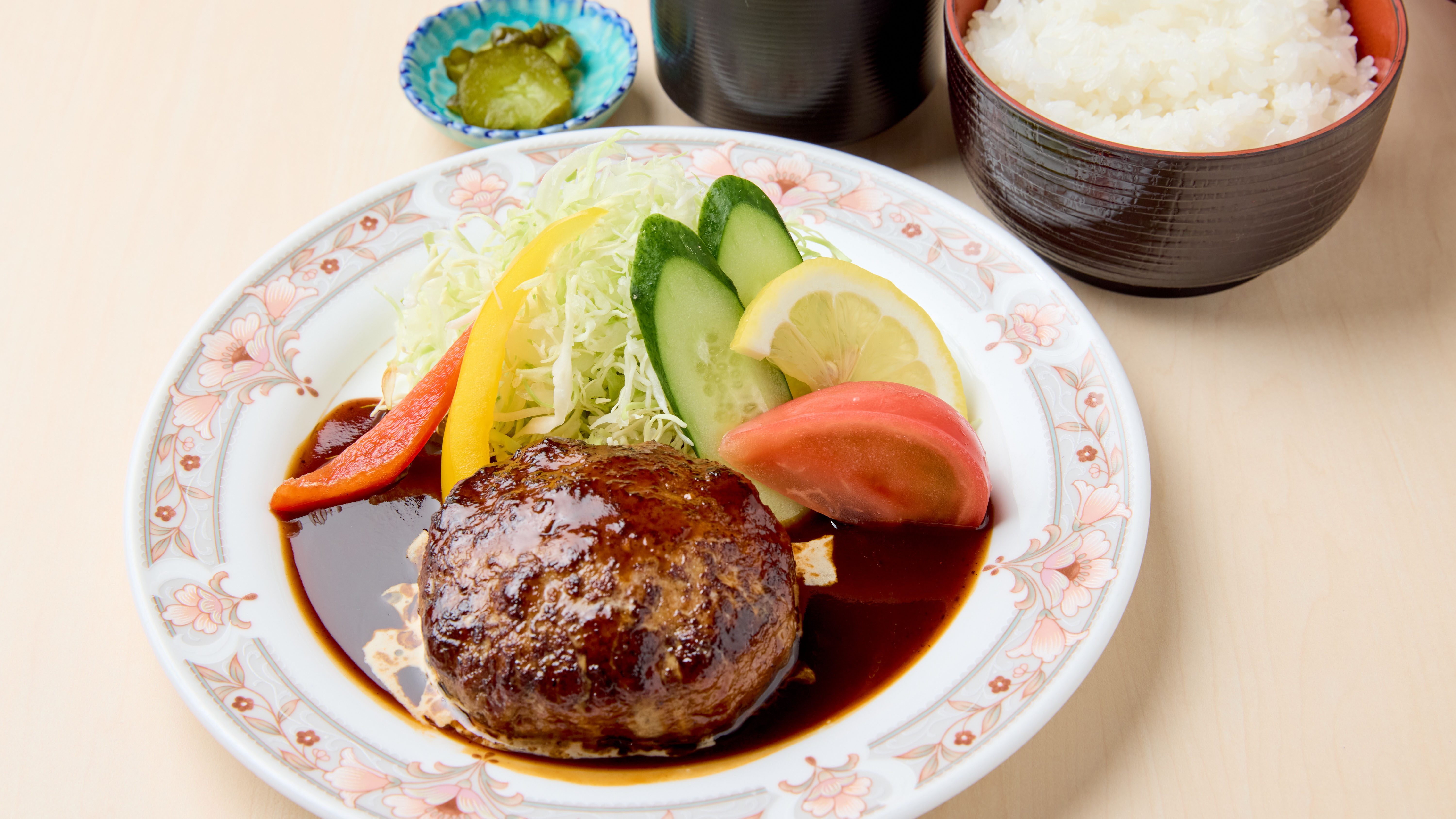 希少な黒千石大豆を使った黒豆腐ハンバーグ定食が人気