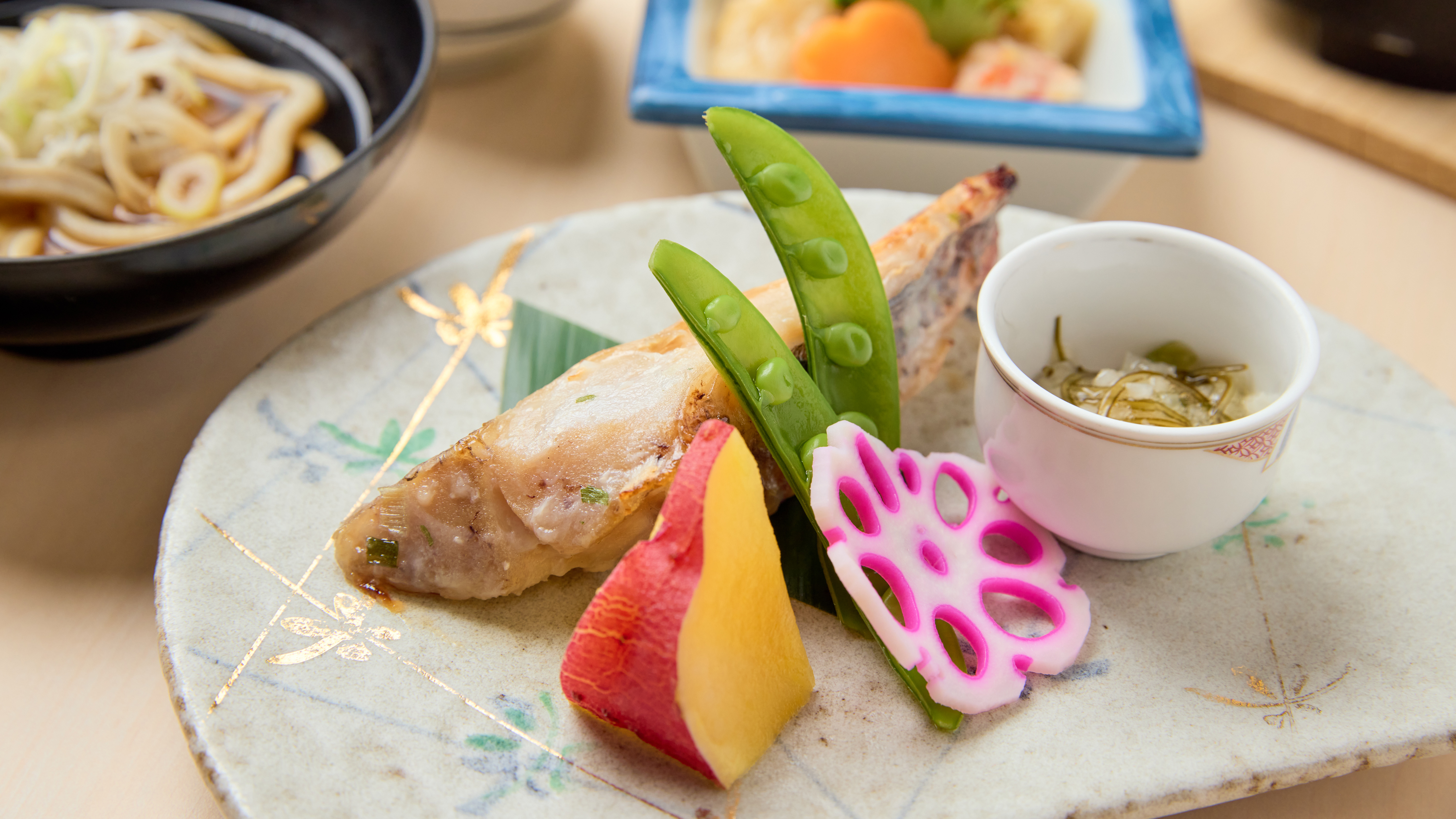 焼き物や小鉢など様々なお料理をお膳でご提供