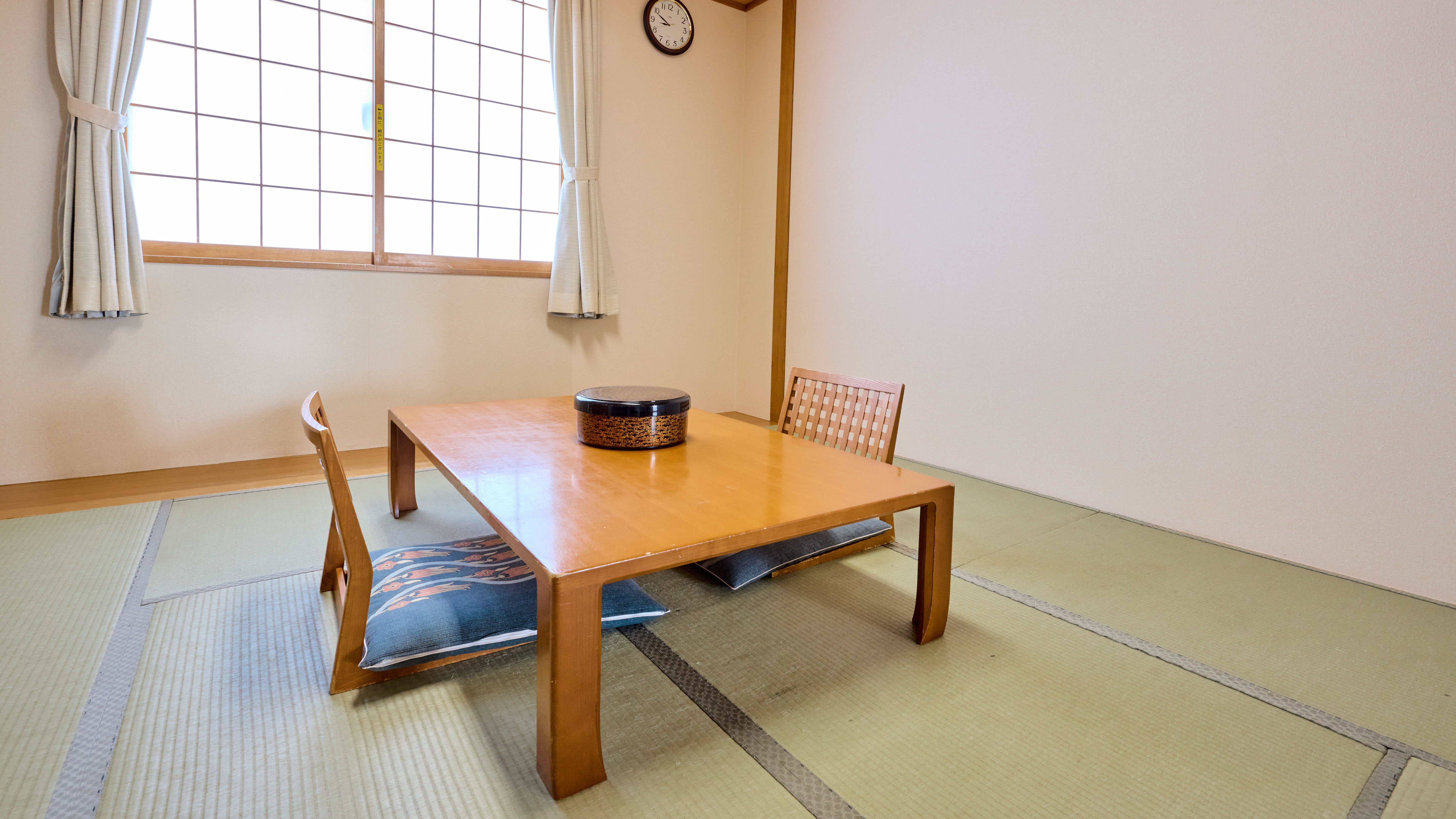 足をのばしてゆったりとくつろげる和室です
