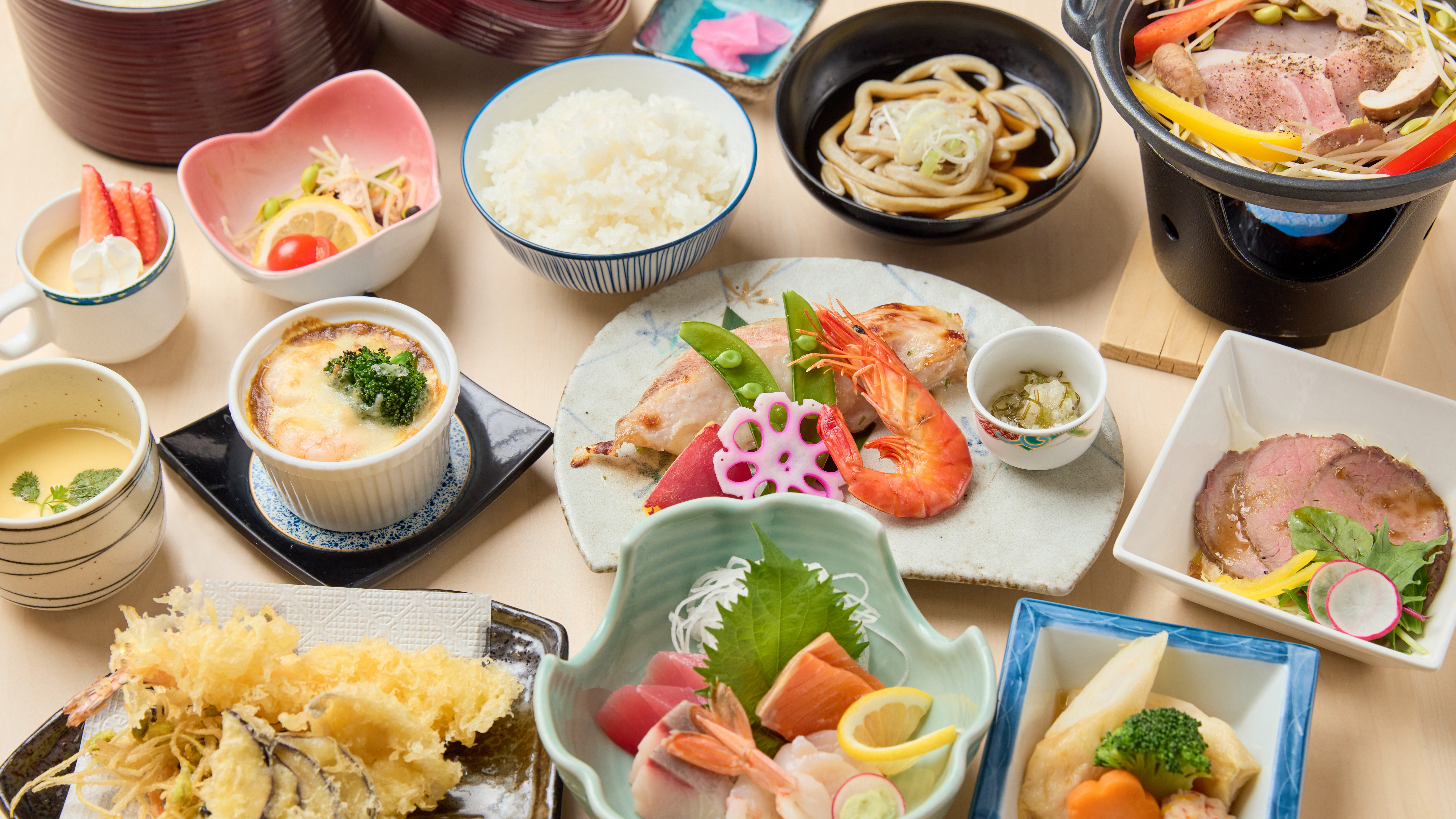 贅沢な刺身の盛り合わせなどボリュームたっぷり13品の和食膳をご用意しております