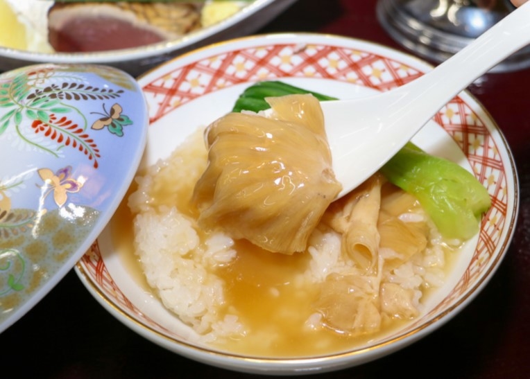 ご夕食はカツオ出汁スープのフカヒレ丼！宿泊プラン