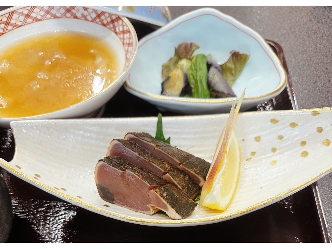 ご夕食はカツオ出汁スープのフカヒレ丼！宿泊プラン