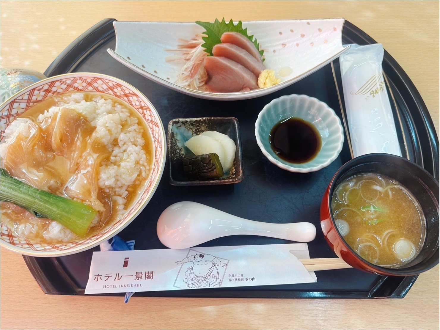 ご夕食はカツオ出汁スープのフカヒレ丼！宿泊プラン