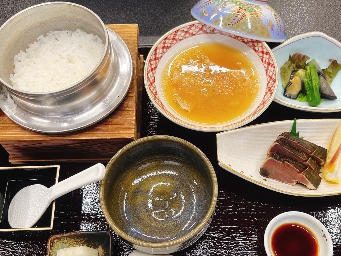 ご夕食はカツオ出汁スープのフカヒレ丼！宿泊プラン