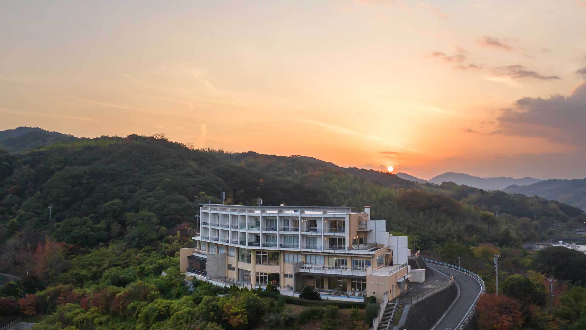 《朝食付》多島美の、その先へ — 海と暮らしが寄り添う、 静かな島の滞在 × オールインクルーシブ