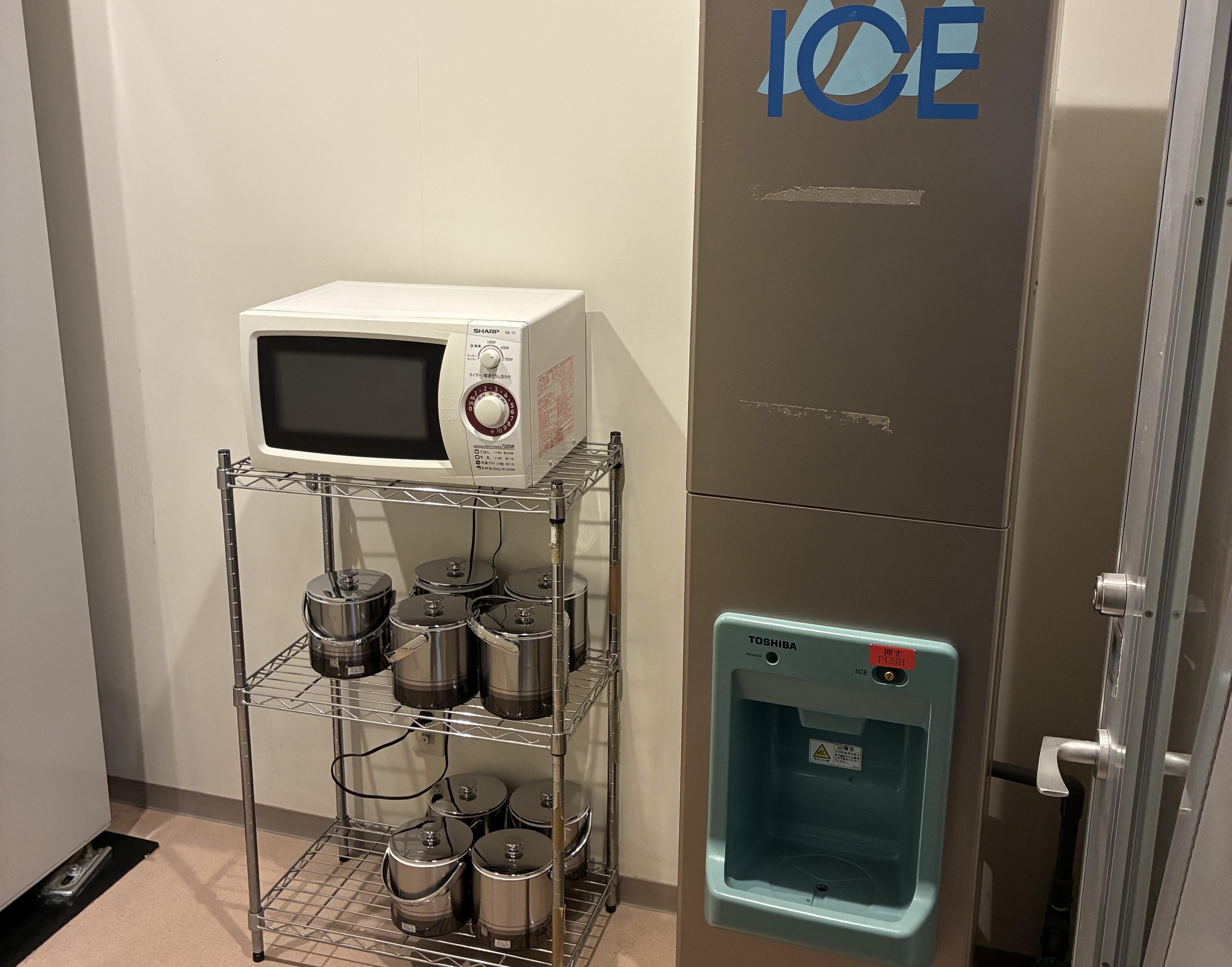 宿泊者専用　電子レンジ＆製氷機