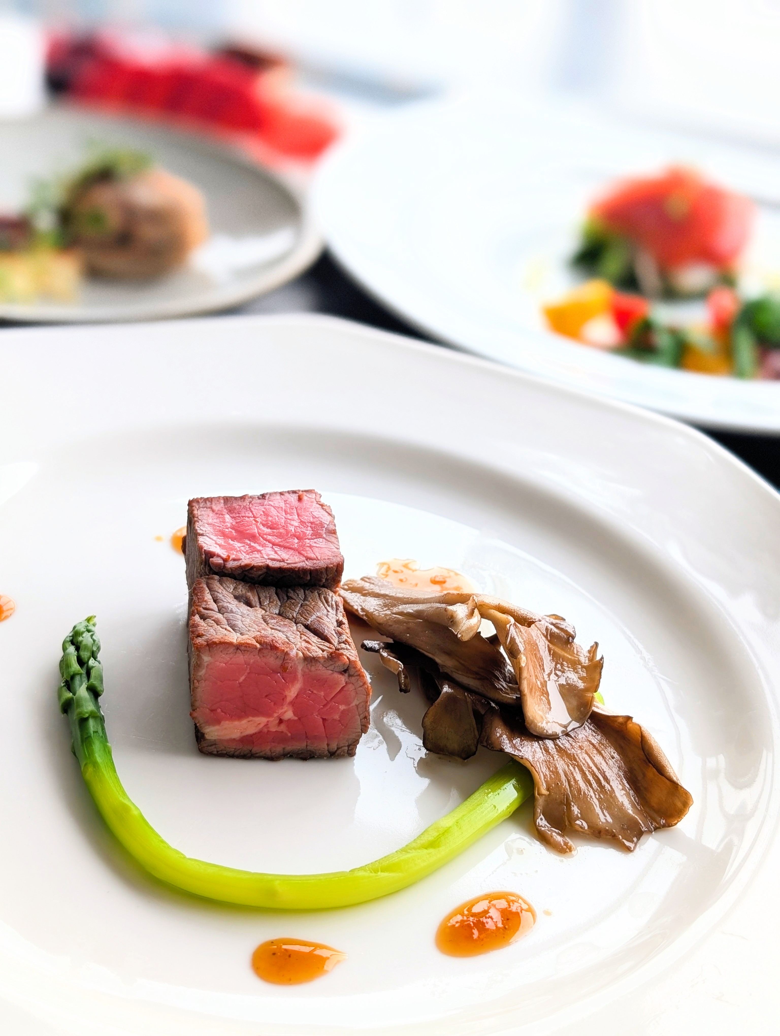 展望レストランにて地元の旬の食材を使ったフルコースをどうぞ
