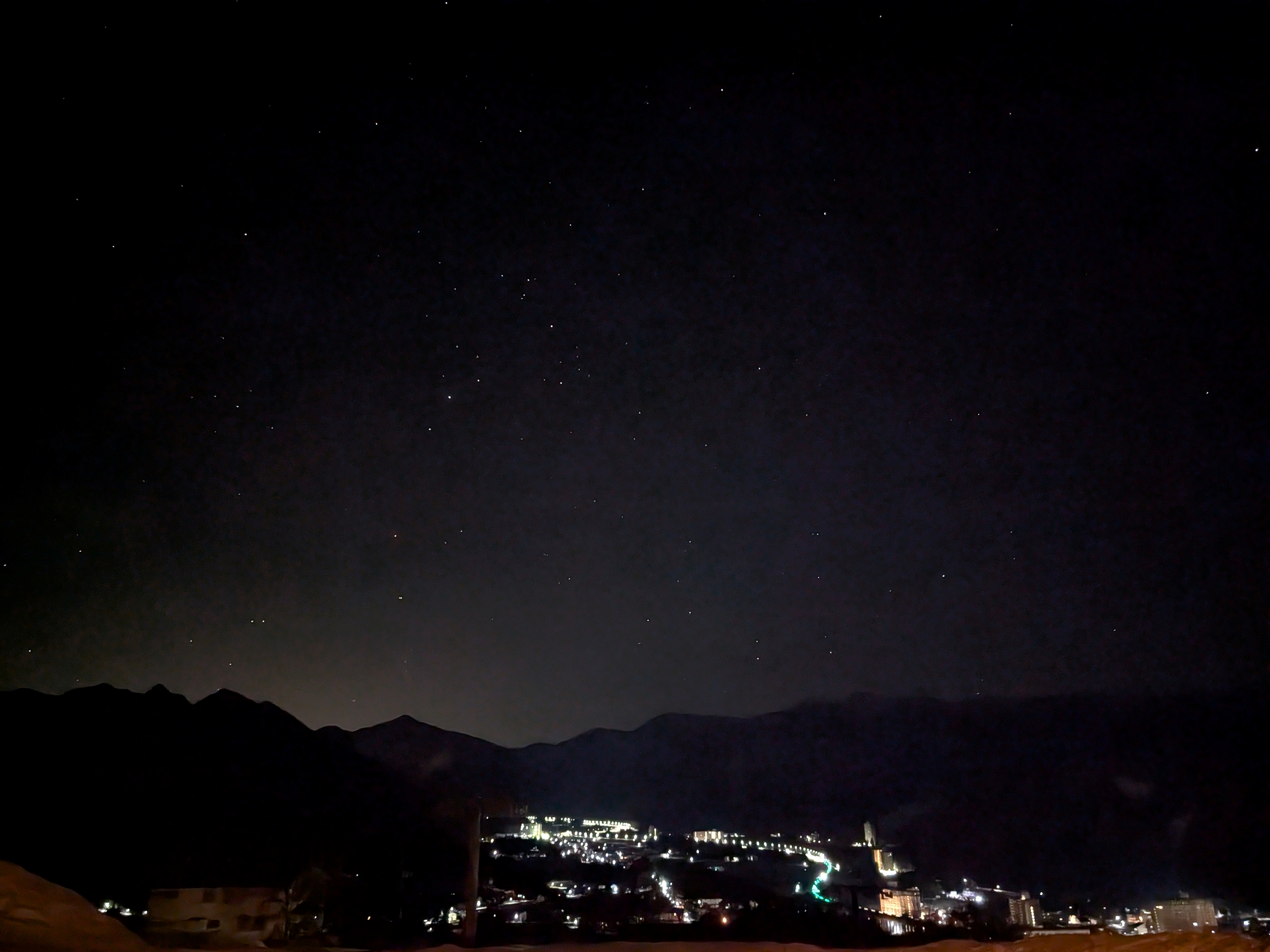 一面にに広がる星空と夜景