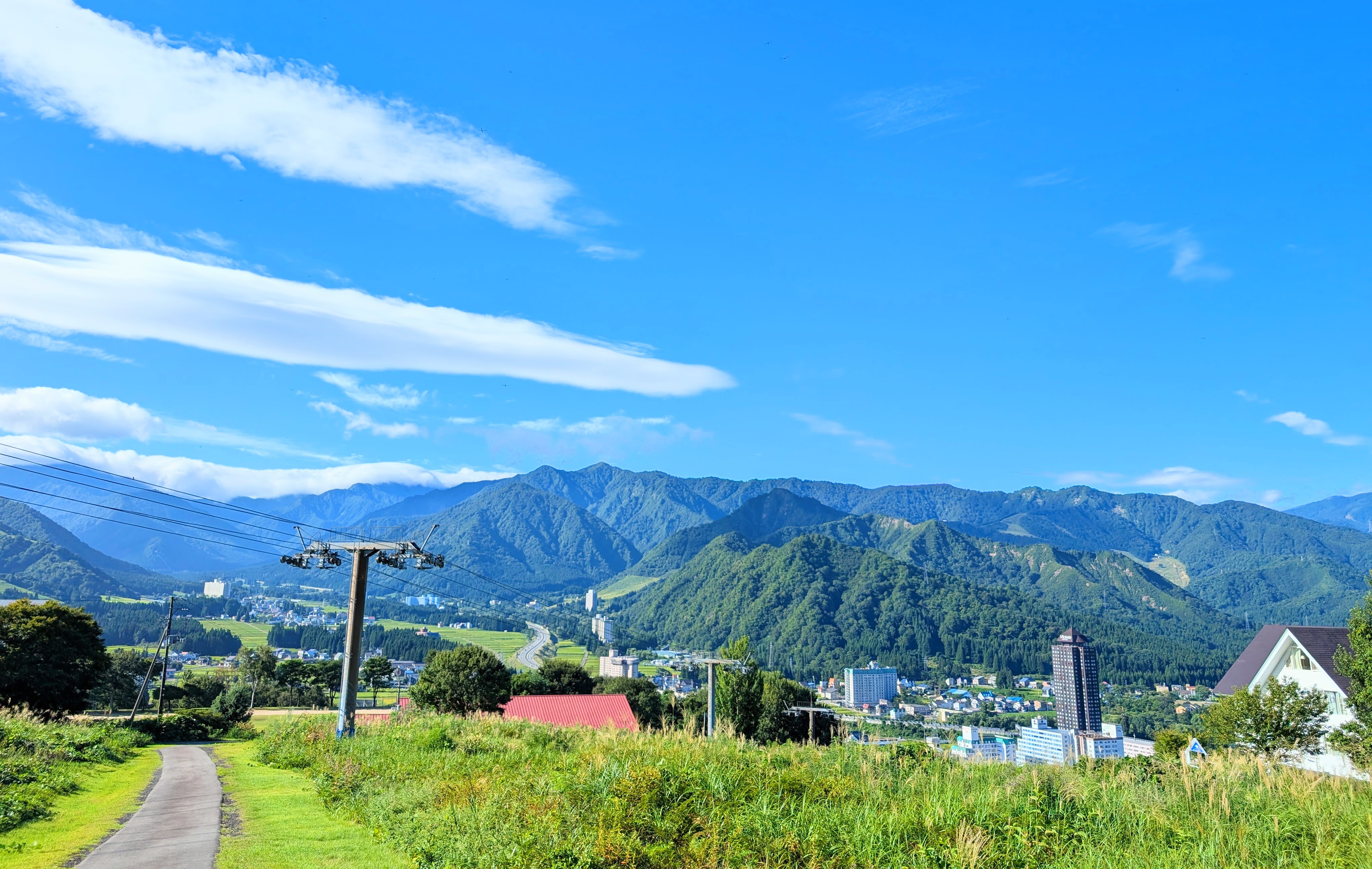 越後の山々と田園と高速の美しい風景