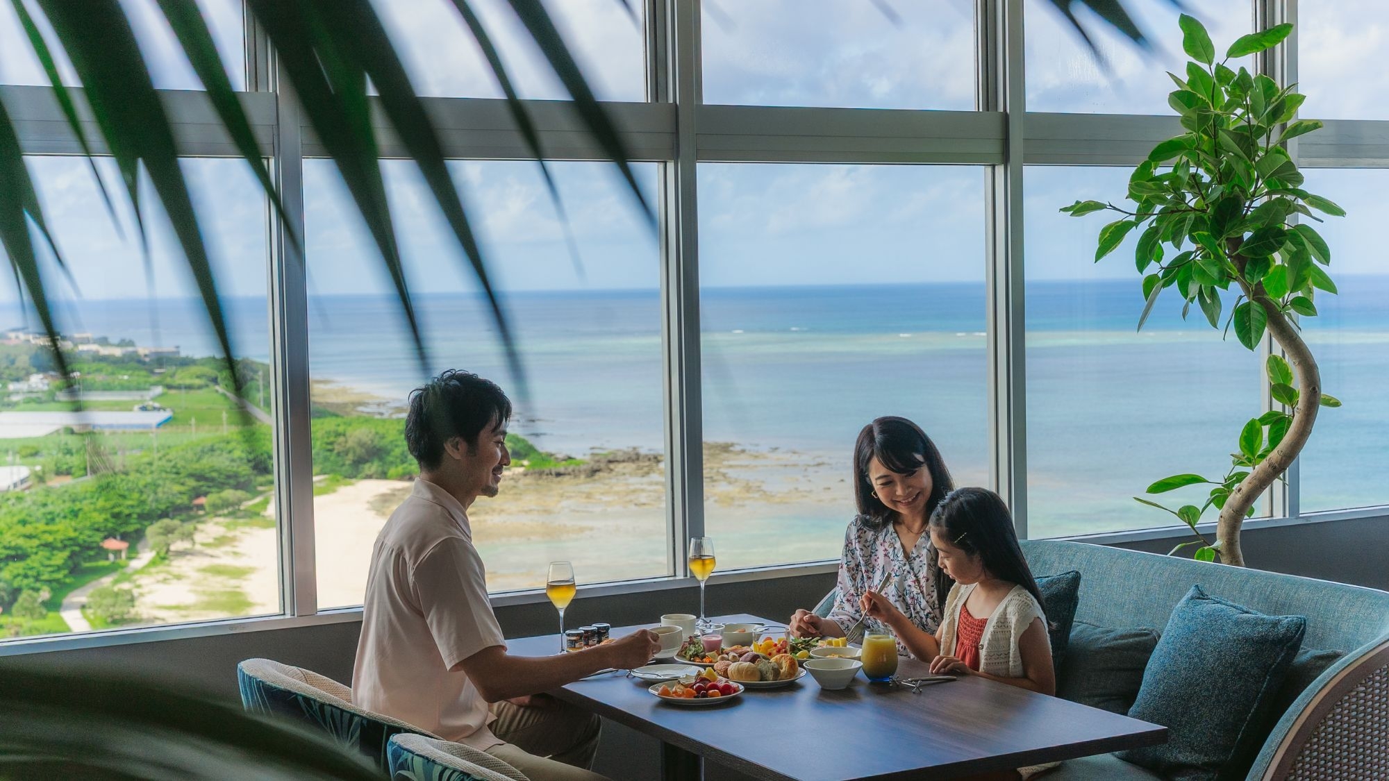 【早割15】沖縄の自然が織りなす絶景とともに｜エグゼクティブラウンジアクセス＜夕朝食付＞