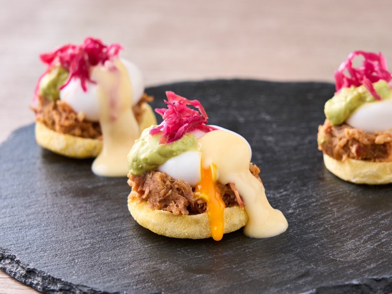 朝食ビュッフェ2026マルシェイメージ　プルドポークベネディクト