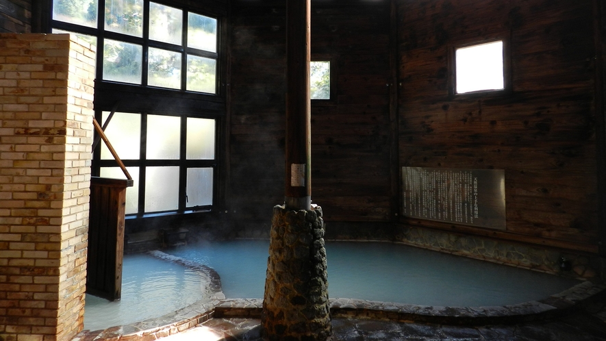 *小池獄温泉館：湯船には白くやわらかいにごり湯をそのまま掛け流し、「美肌の湯」として喜ばれています。
