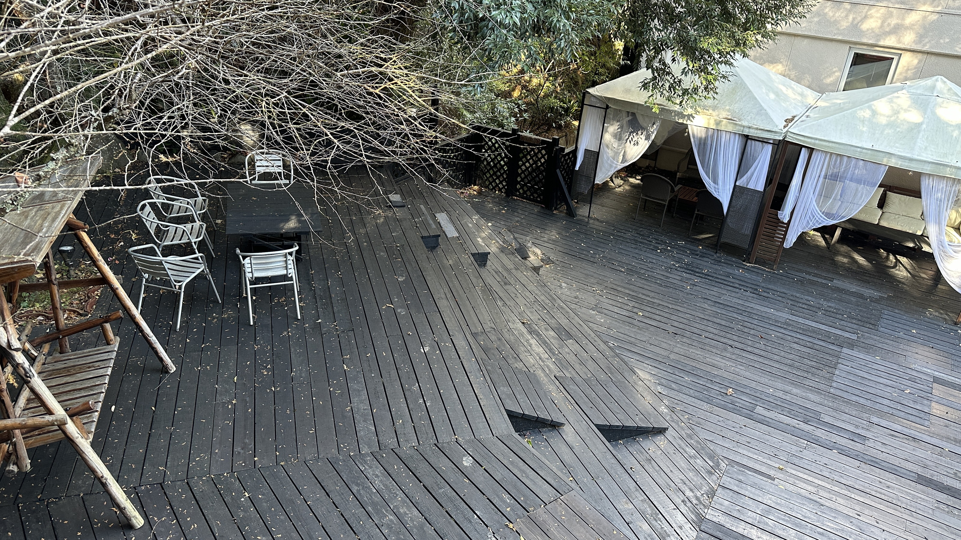 【ウッドデッキのドッグラン（本館施設）】