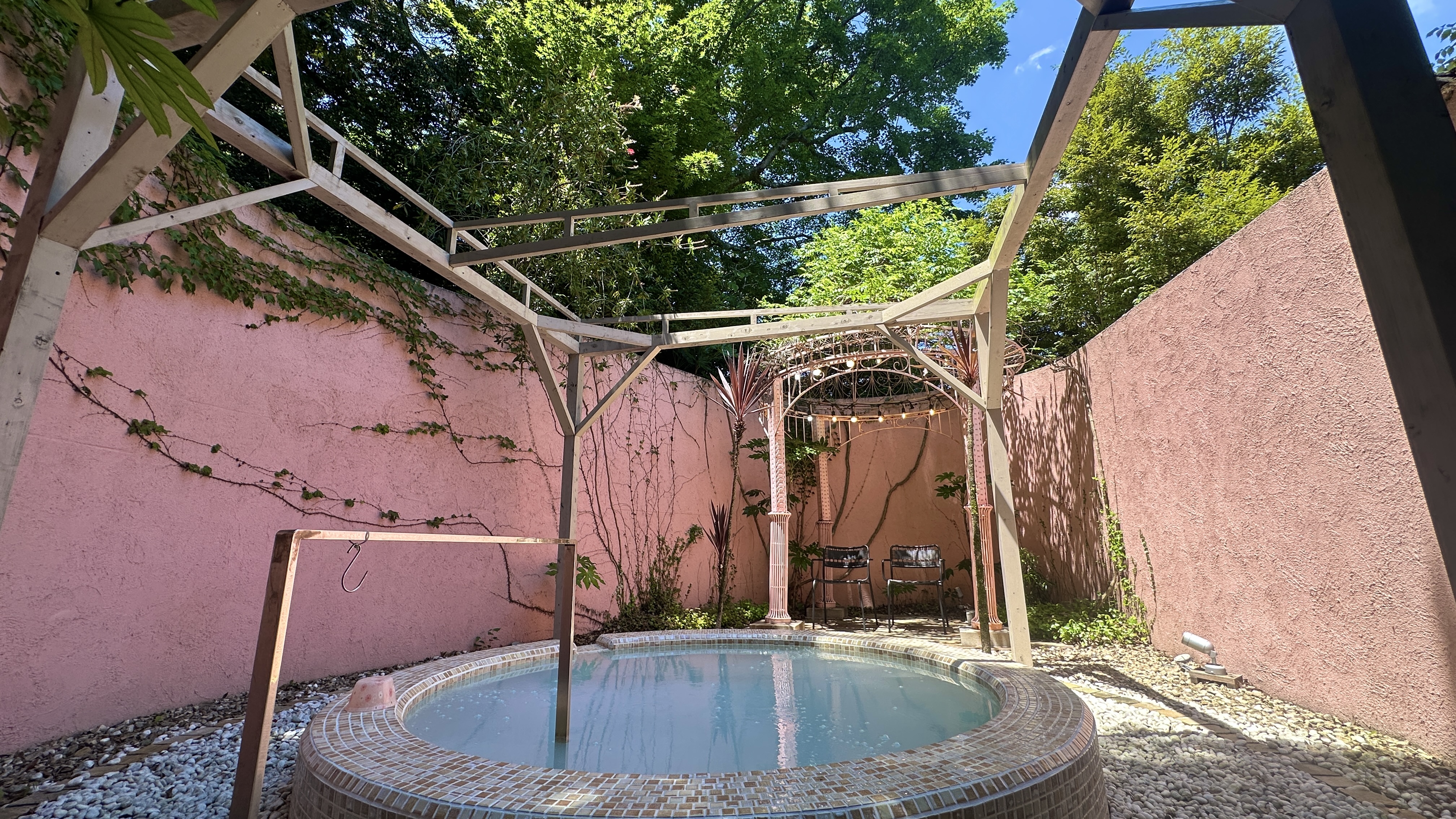 【貸切温泉】ガーデンスパ「湯空-YUSORA-」◆わんちゃんが待てるケージのご用意あり