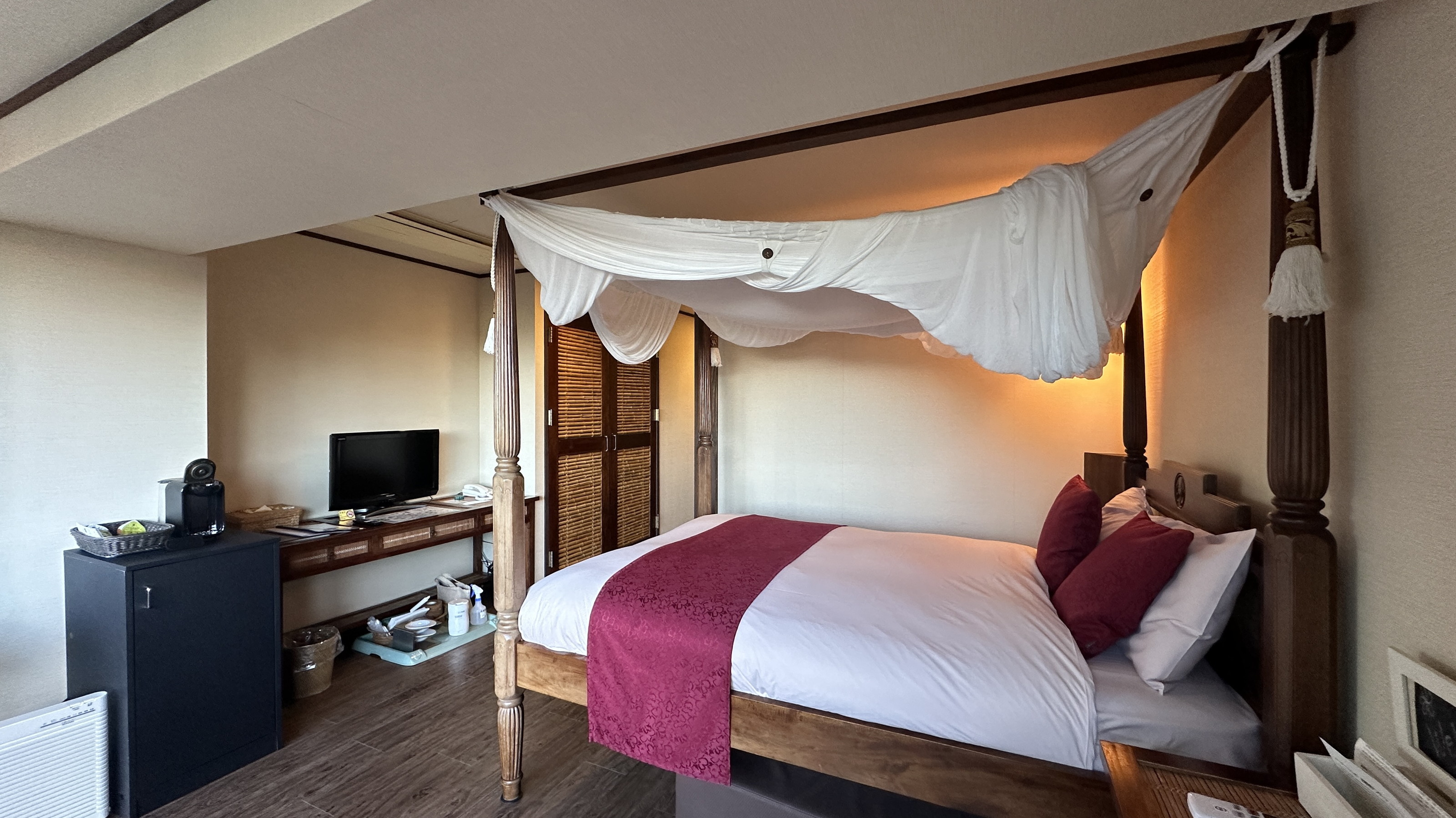 【天蓋付ダブルベッド】本館洋室／28平米◆南国リゾート風◆禁煙