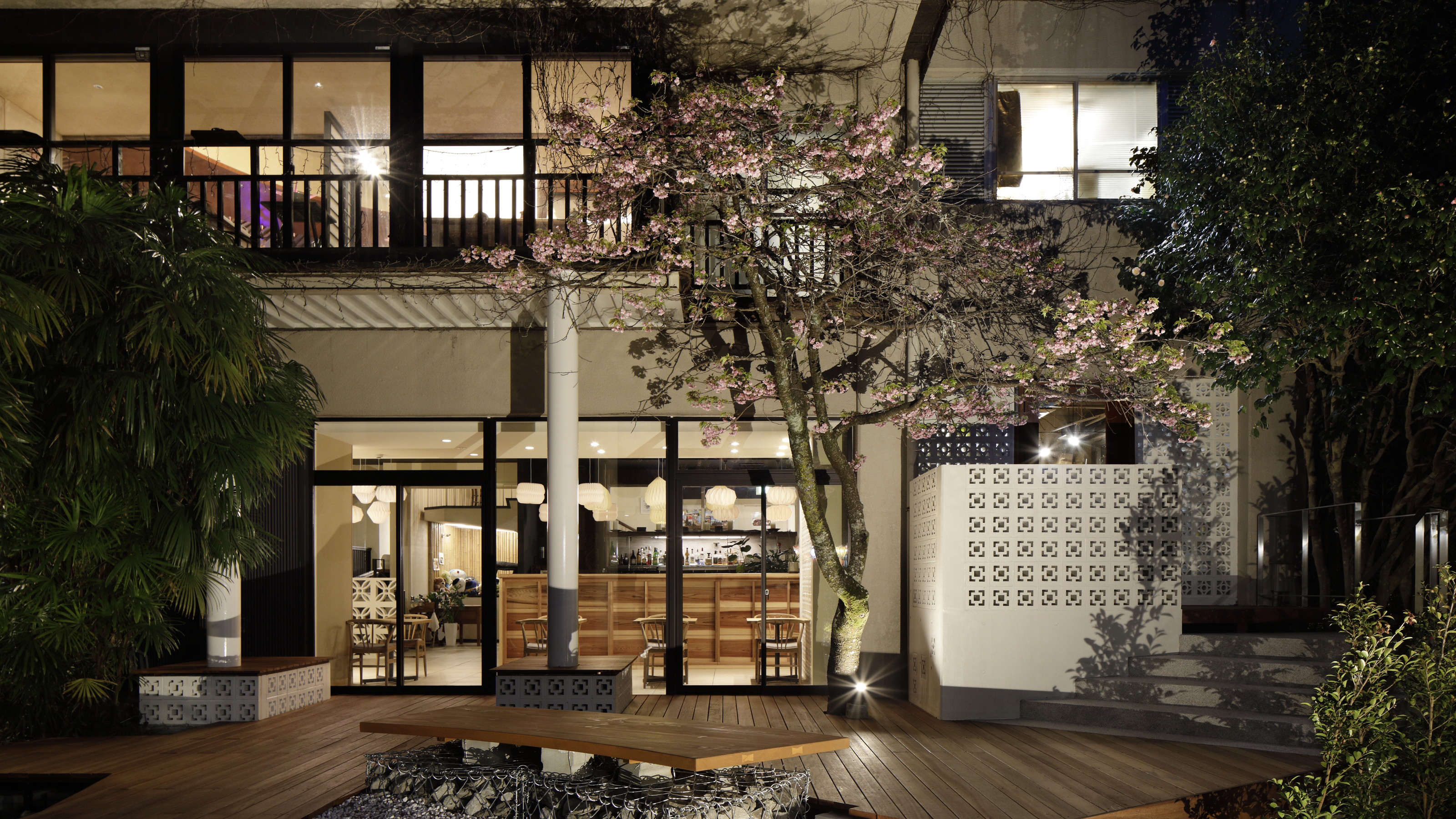 【中庭】わんちゃんと一緒にお寛ぎください