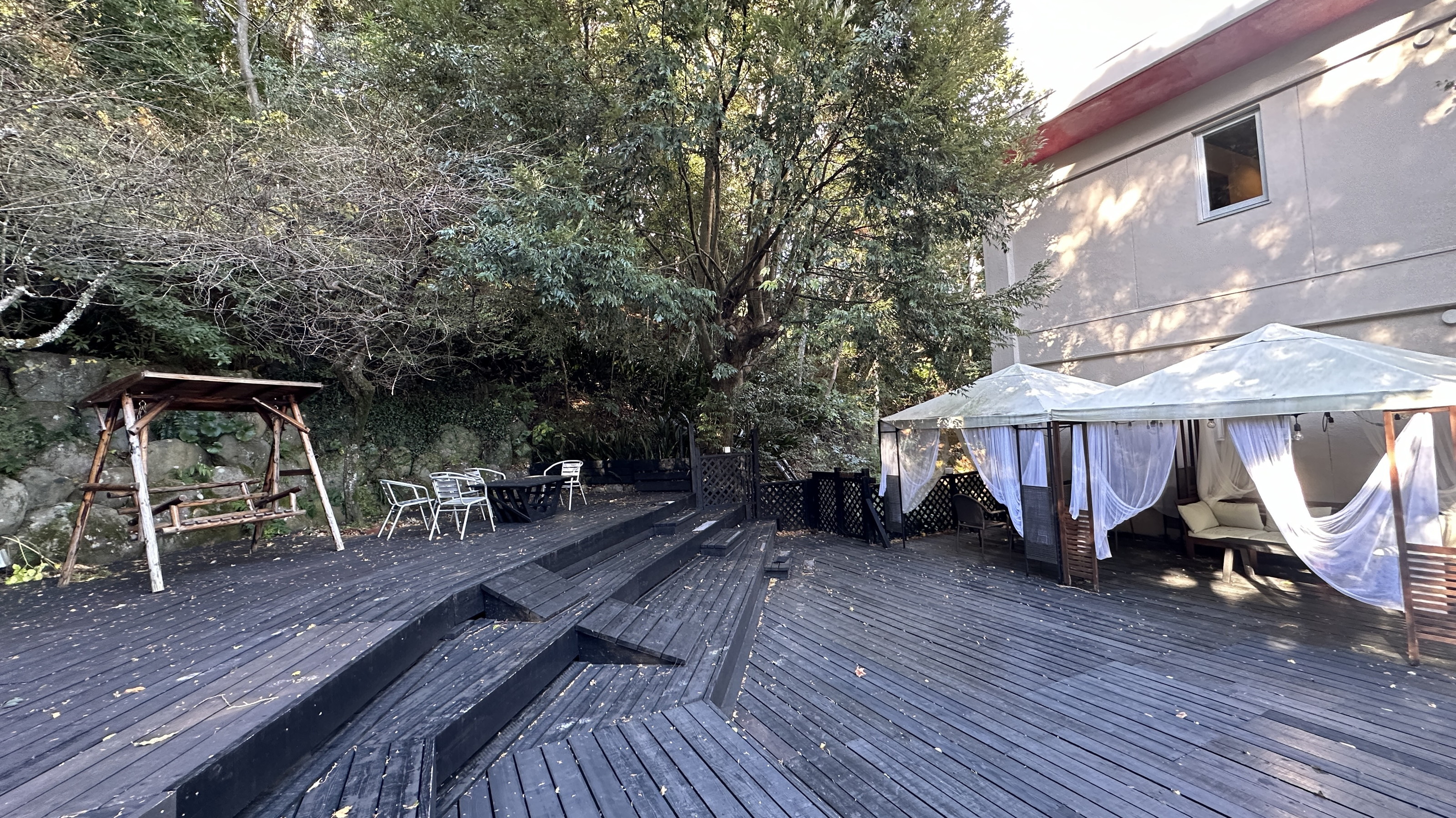 【ウッドデッキのドッグラン（本館施設）】