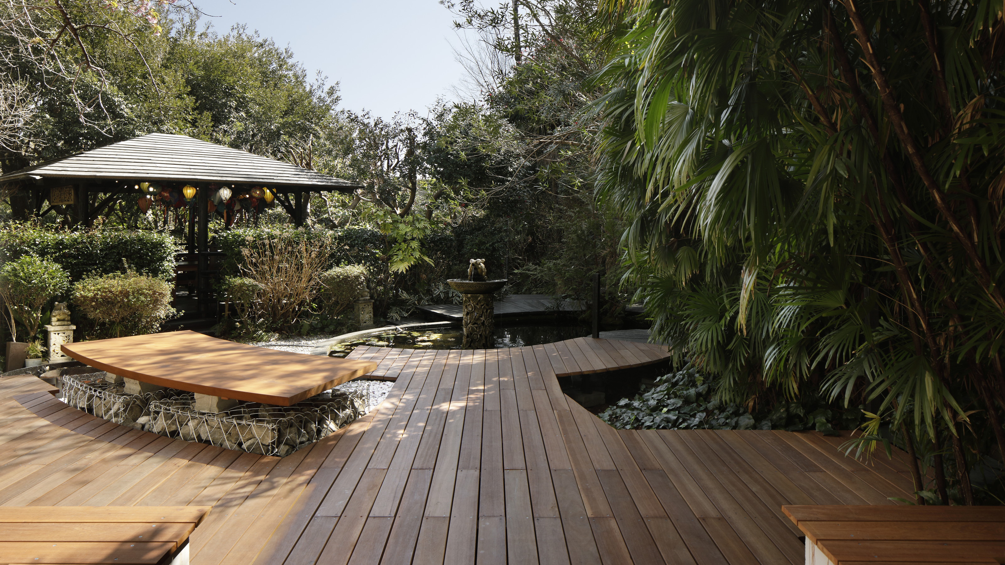 【中庭】わんちゃんと一緒にお寛ぎください