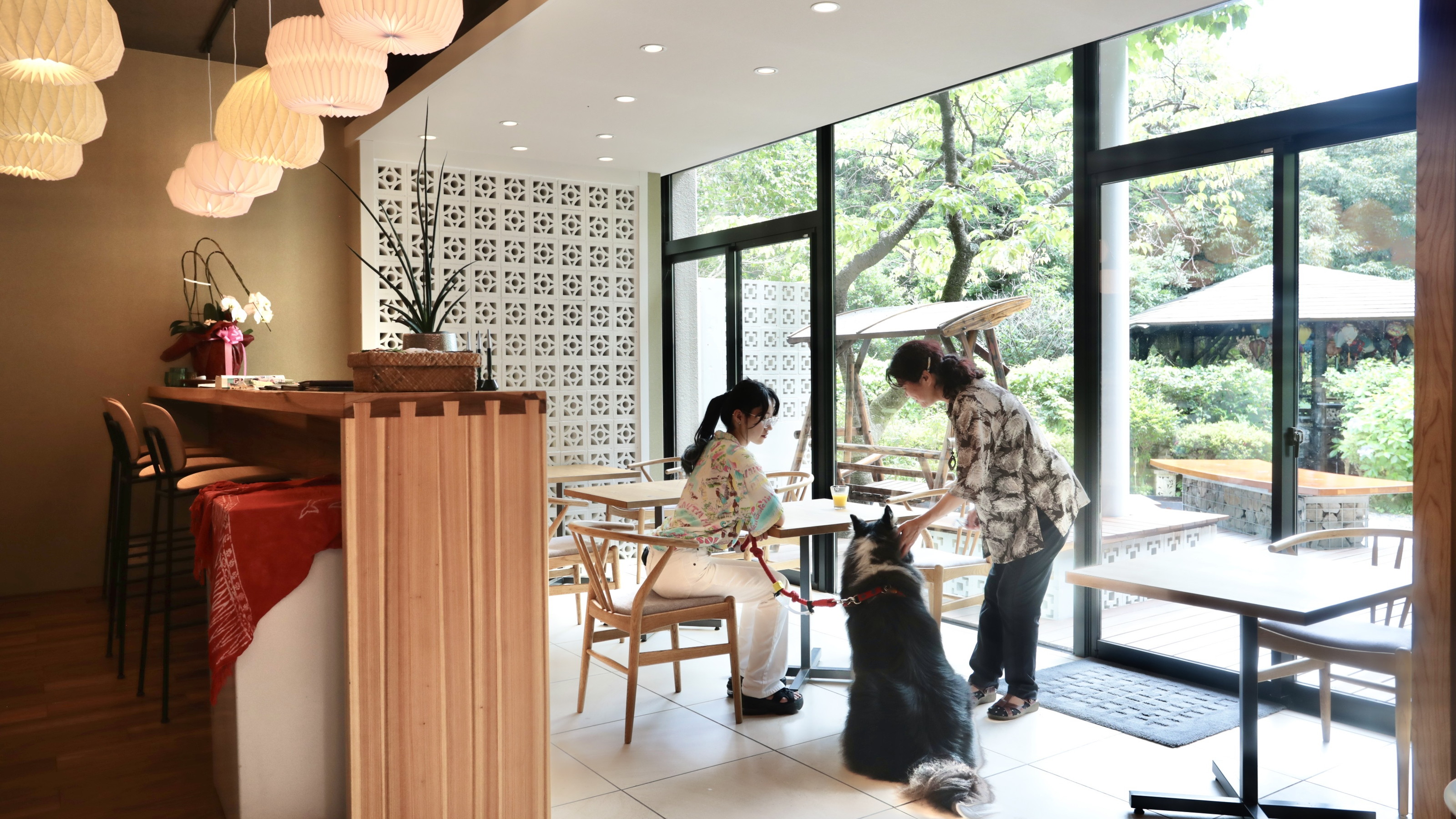 【ラウンジ】ウェルカムドリンクをご用意しております。わんちゃんと一緒にお過ごしください